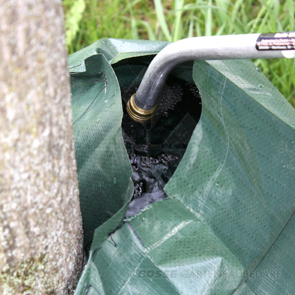 Baumbewaesserung-WT100-Befuellung Bewässerungssack Watercoat Eco einfach befüllen